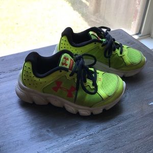 UNDER ARMOUR BOYS SHOES